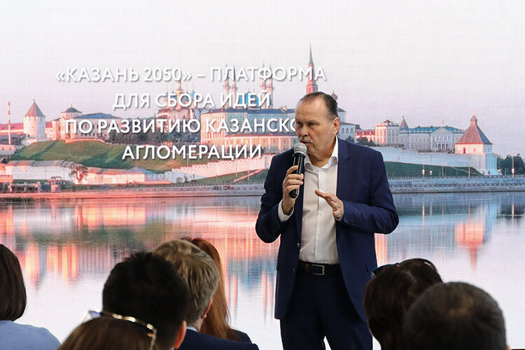  Олег Григорьев: «Привлекаем к работе массу экспертов. Уже обсудили экономику, транспорт, экологию Казанской агломерации — эта тема вызвала массу вопросов и предложений. Следующий этап — туризм» Фото предоставлено Институтом развития городов РТ