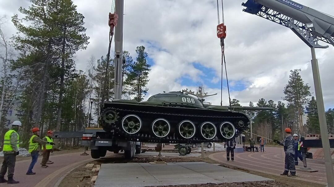     Боевую машину установили в сквере 31-го микрорайона.