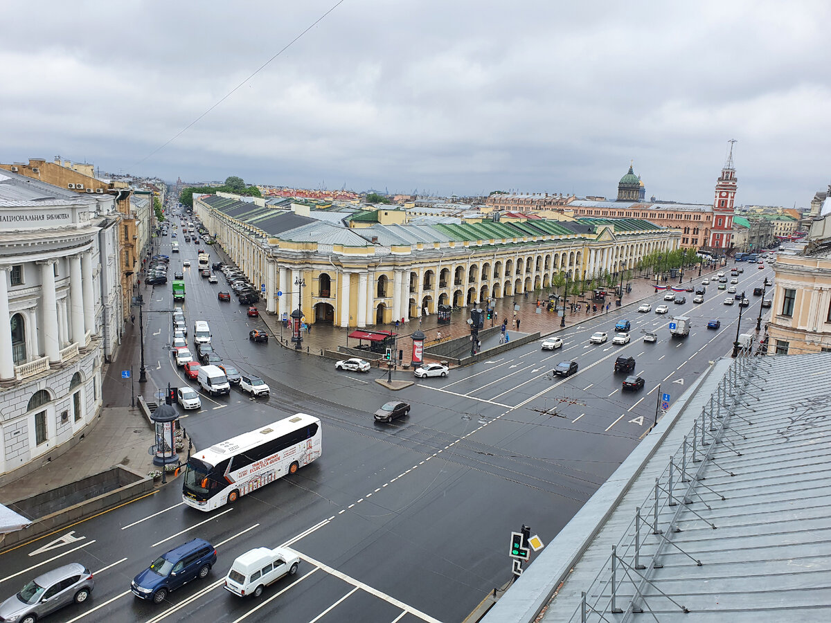 Санкт-Петербург, пересечение Невского и Садовой.