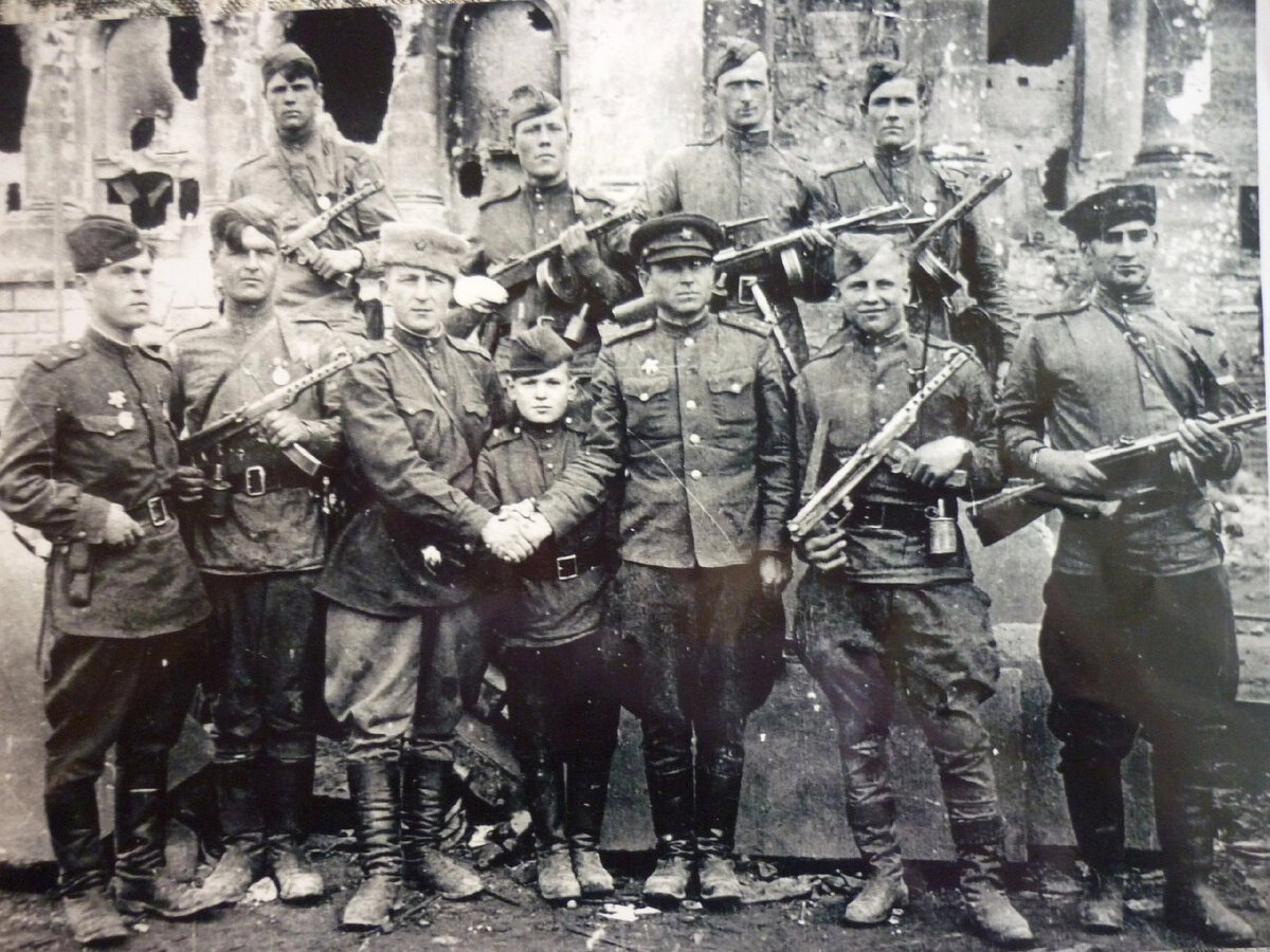 Фото из личного архива Николая Михайловича Беляева, комсорга 756-го полка 150-й гвардейской стрелковой дивизии, взявшей Рейхстаг.