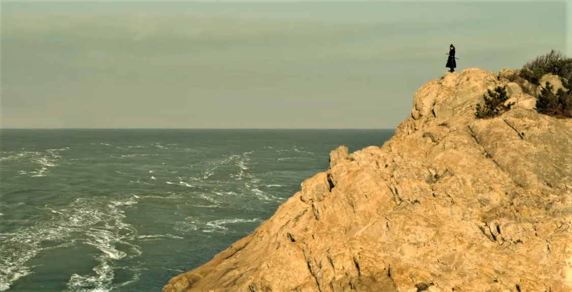 Адмирал смотрит на будущее место морского сражения.