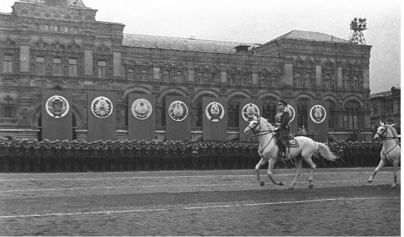    Маршал Жуков перед войсками на Параде Победы, 24.06.1945 г. Фото: waralbum.ru