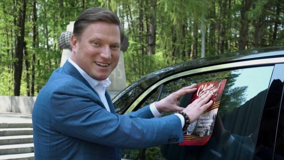     В этом году всенародная акция проходит в новых форматах — на автотранспорте, предметах одежды, в соцсетях. Помимо портрета ветерана, можно разместить на машине историю его подвига, фото орденов и медалей.