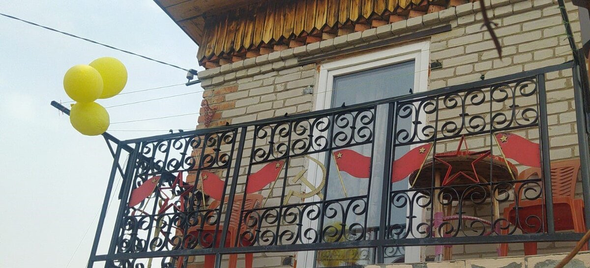 При покупке дачи, которая находилась в состоянии заброшки около 10 лет, решётка балконного ограждения была поржавевшей и требовала покраски. И первой нашей ремонтно-восстановительной работой в апреле 2018 г. стало именно это.
