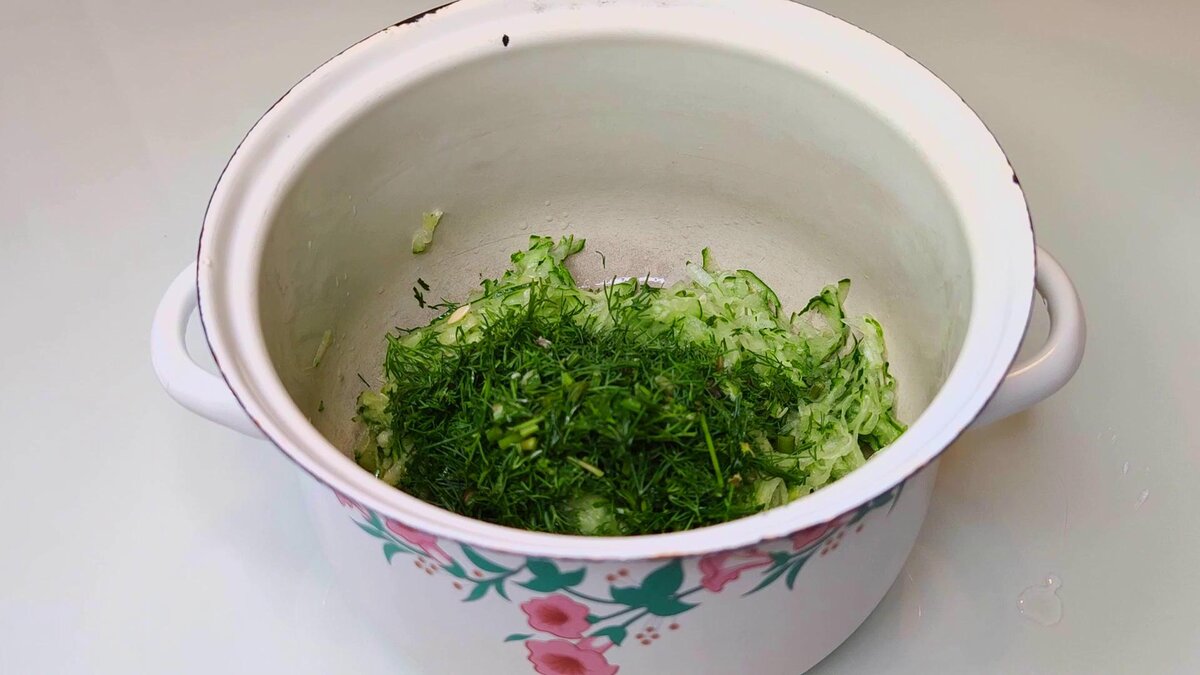 Ни мяса, ни колбасы не кладу, а выходит вкуснее гораздо. Готовлю вместо окрошки за 10 минут Ни мяса, ни колбасы не кладу, а выходит вкуснее гораздо. Готовлю вместо окрошки за 10 минут