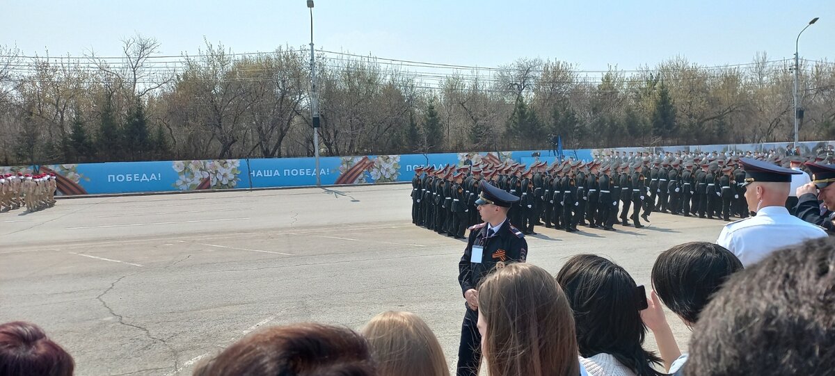 Фрагмент парада, снимаю из толпы