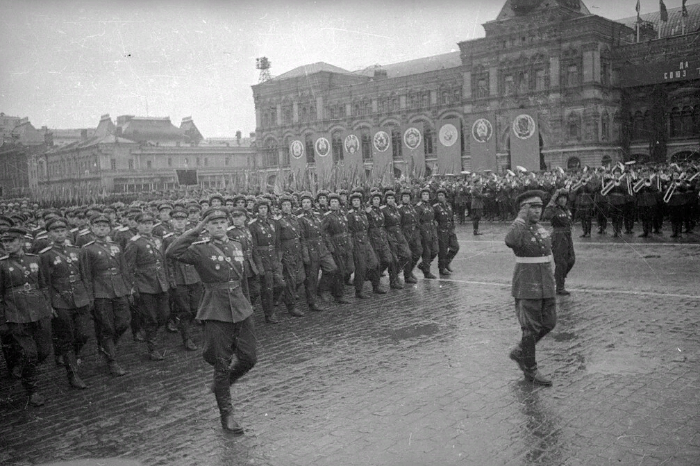 В какую дату проходил парад 1945