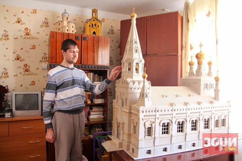 Роман Шуклин со своей работой