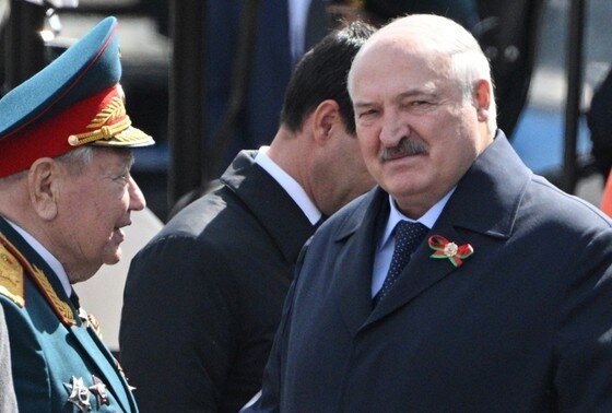    Президент Белоруссии Александр Лукашенко (справа) после военного парада в честь 78-й годовщины победы в Великой Отечественной войне на Красной площади в Москве