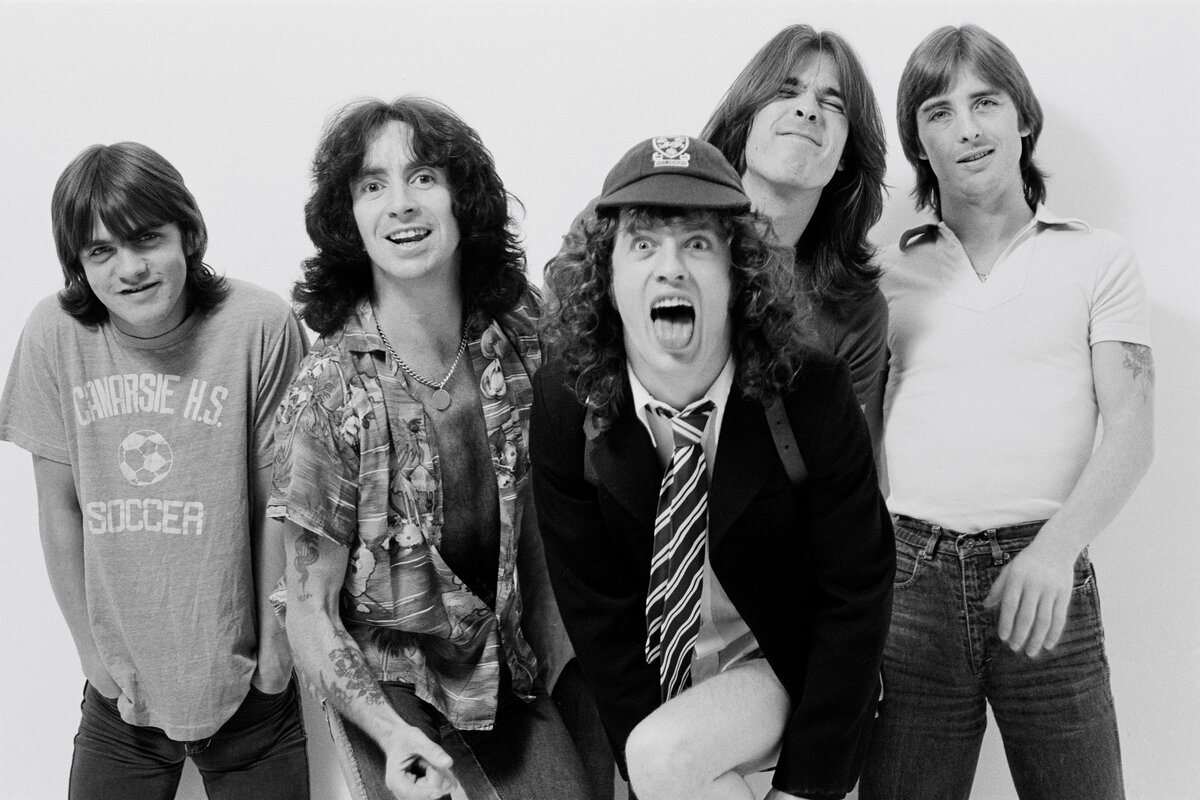 История группы. AC/DC. Группа AC/DC молодые. AC/DC группа 1976. Солист группы ИСИ ДИСИ.