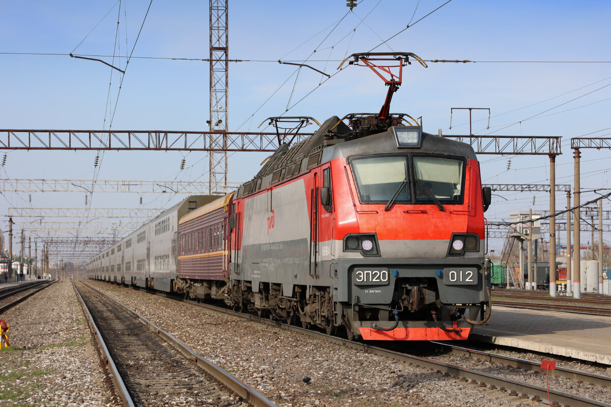 Двухсистемный электровоз ЭП20 в составе поезда «Таврия»