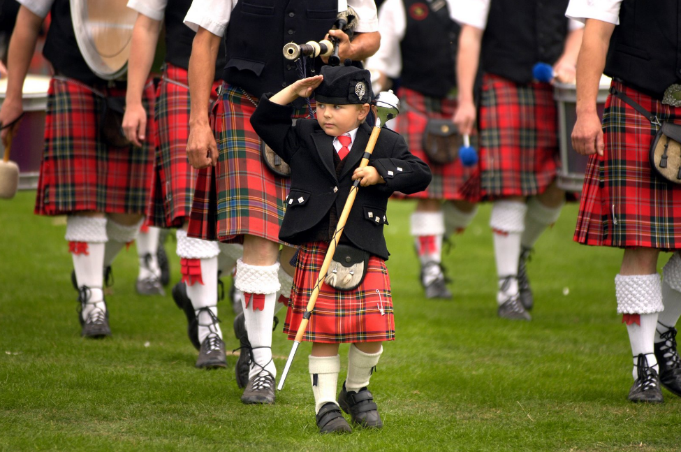 Килт что это такое. Шотландия традиции килт. Шотландия килт дети. Шотландия мужчины в килтах. Шотландский килт в Великобритании.