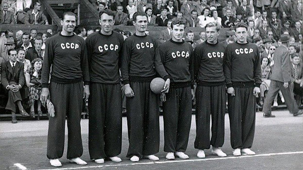 Сборная СССР по волейболу в 1949 году. Фото ВФВ