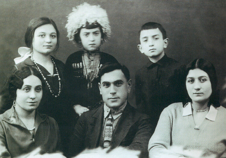 Семья Азиза Алиева. Зарифа ханым во втором ряду в центре. 1932 г.