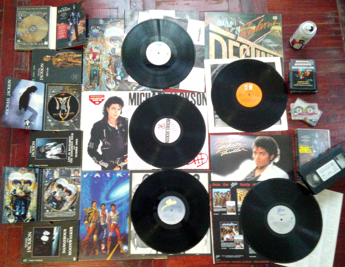 Фото из моей личной коллекции. Публикация фото преследует в информационные цели. На фото Виниловые пластинки исполнителя Майкла Джексона, лейбла Epic Records: Dangerous, Bad, Thriller, Victory, Виниловые пластинки группы the Jacksons, лейблов Epic Records, CBS: Destiny, Victory, Видео кассета Michael Jackson Video Greatest Hits – HIStory, лейбл SMV Enterprises, Картридж на Сегу Michael Jackson’s Moonwalker, Диски с видео клипами фирмы Green Ray, Пустая банка из под газировки, Аудио кассета