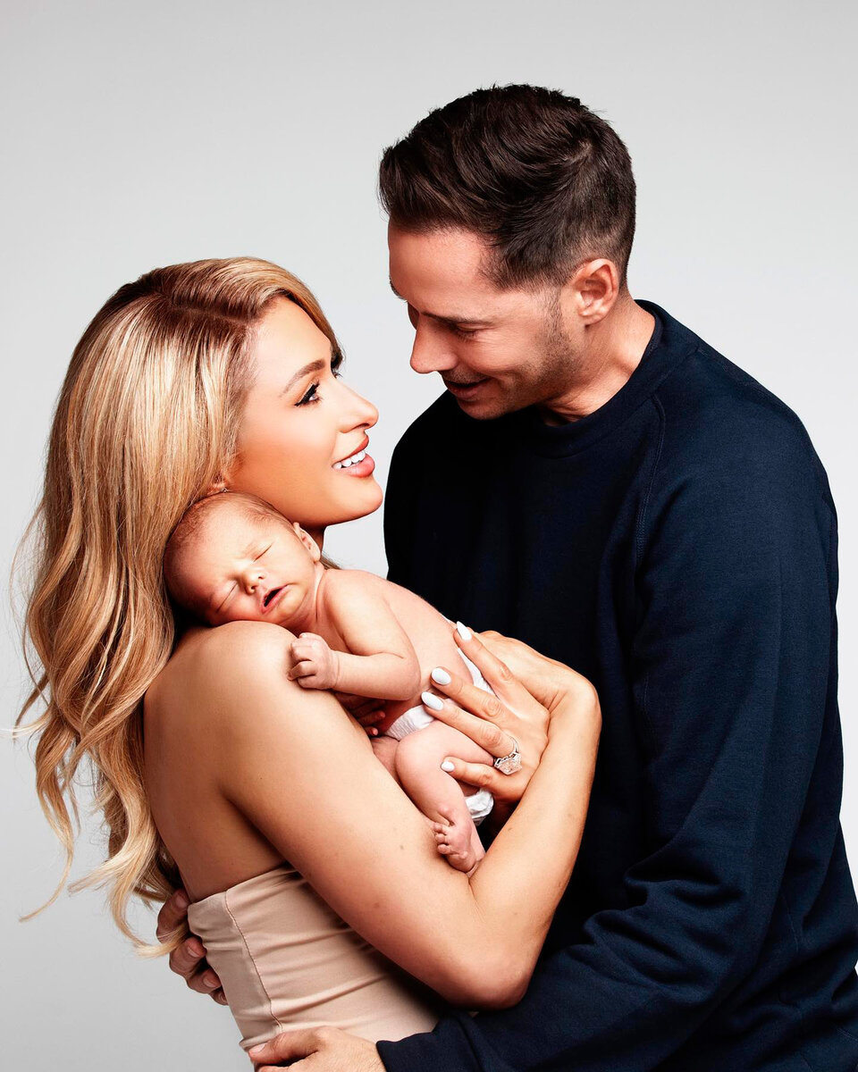    Пэрис Хилтон вместе с мужем Картером Реумом и их маленьким сыном Фениксом Бэрроном