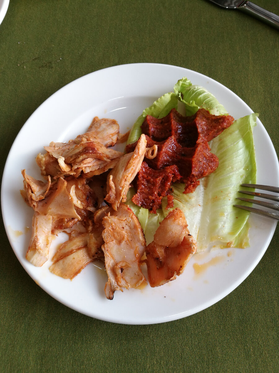 Обед. Мясо было редко, в основном курица.