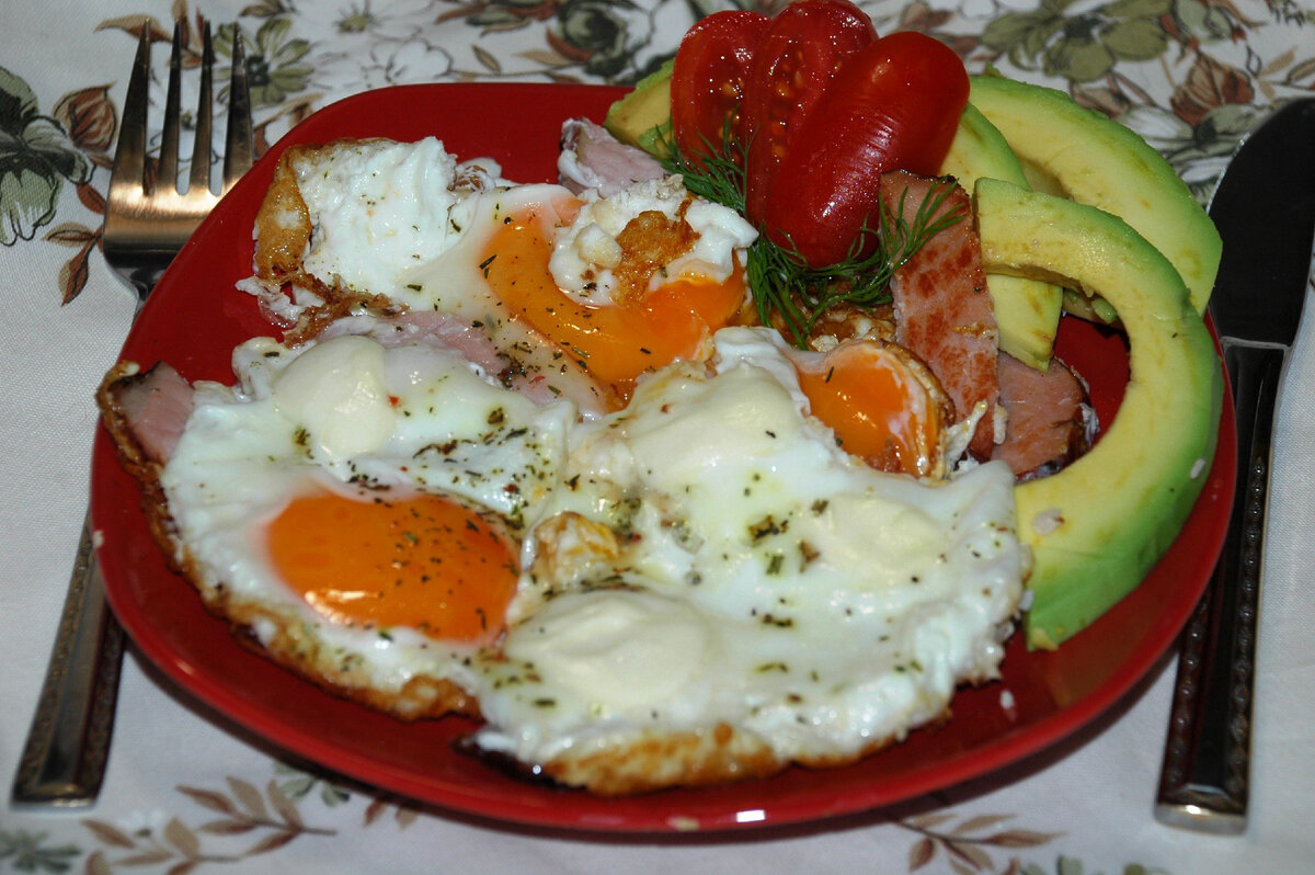 Завтрак: яичница с овощами. Фото автора 