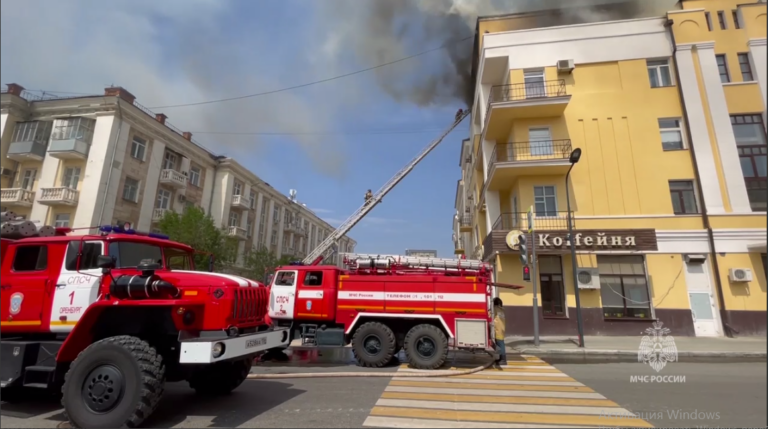    МЧС: Пожар в центре Оренбурга на М.Горького тушат более 50 огнеборцев и 17 спецмашин Белов Михаил Александрович