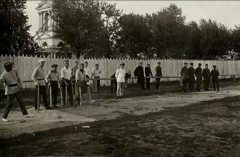 На фото 1936 года - люди играют в городки на территории стадиона, а за забором разбираемая колокольня Всехсвятской церкви.