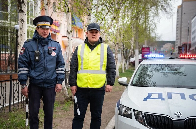 Вячеслав Огай и Аюр Цыбенов. Фото: пресс-службы УГИБДД по Забайкалью