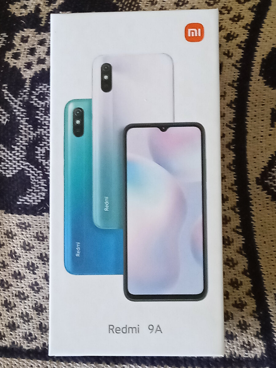 Пять дней назад я был в районном центре и решил заглянуть в салон сотовой связи.Там я увидел не дорогой телефон с большим экраном. Экран моего телефона был намного меньше. Немного подумав я решил купить этот телефон . Я попросил продавца достать телефон чтобы посмотреть телефон подробнее. Пока я проверял телефон при шли два школьника. Один из них держал в руках коробку от телефона.Он обратился к продавцу сказав что принес телефон для ремонта по гарантии. Продавец спросил какая причина поломки. Школьник сказал что уронил телефон на пол и экран дал трещину. Продавец сказал что это не является гарантийным случаем и что школьник сам виноват в поломке. Расстроившись школьник забрал сломанный телефон и ушёл. А вот я расплатился с продавцом и забрав телефон пошёл к машине и поехал домой .