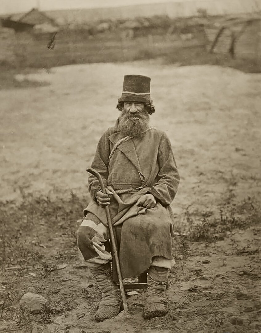 Фото с просторов интернета (так выглядел крестьянин средней полосы в прошлые века)