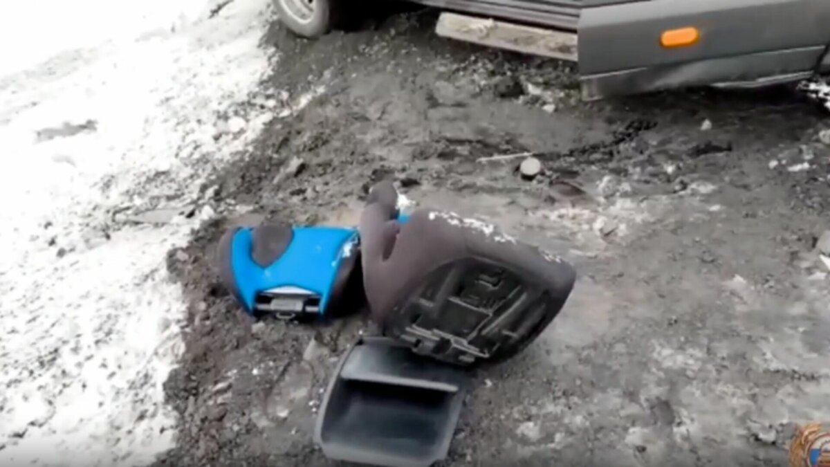     В Норильске пассажирский микроавтобус снесло с дороги сильным ветром.