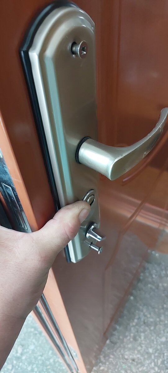 Поменять личинку в замках Master-Lock на китайской двери в Москве