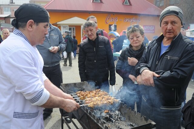    А если на природе шашлык готовить нельзя, а дома заниматься его приготовлением не хочется, то есть ещё один вариант - купить готовый в шашлычной. Фото: АиФ/ Николай Кривич