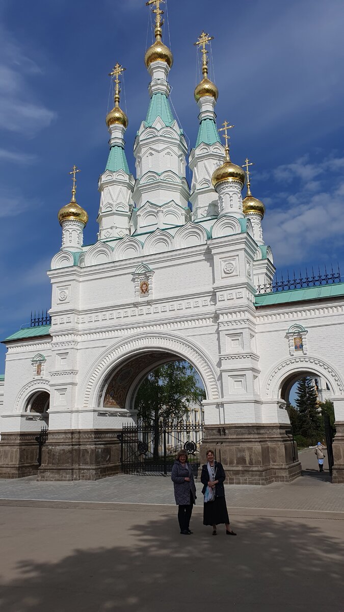 Мы с Валентиной Александровной у входа в Свято-Троицкий Серафимо-Дивеевский монастырь