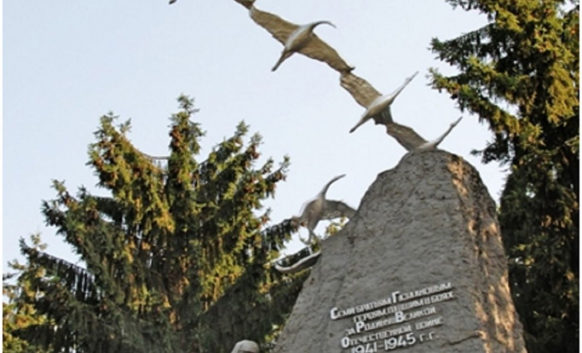    Глава района в Осетии не знает, зачем вырубили ели у памятника Газдановым