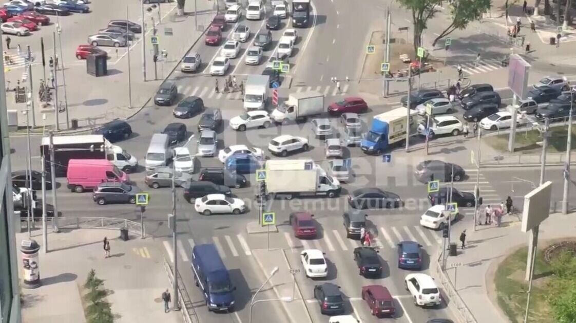     В областной столице 23 мая на перекрестке Малыгина — Мориса Тореза произошло отключение светофора. По данным тг-канала «Темы Тюмени», здесь собралась огромная пробка.