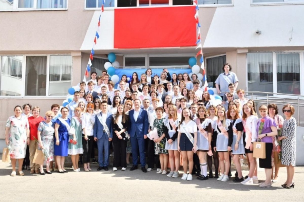    Губернатор пришел на последний звонок в свою родную самарскую школу №132