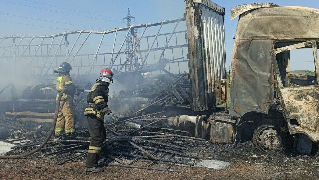     Возгорание случилось в Кормиловском районе.