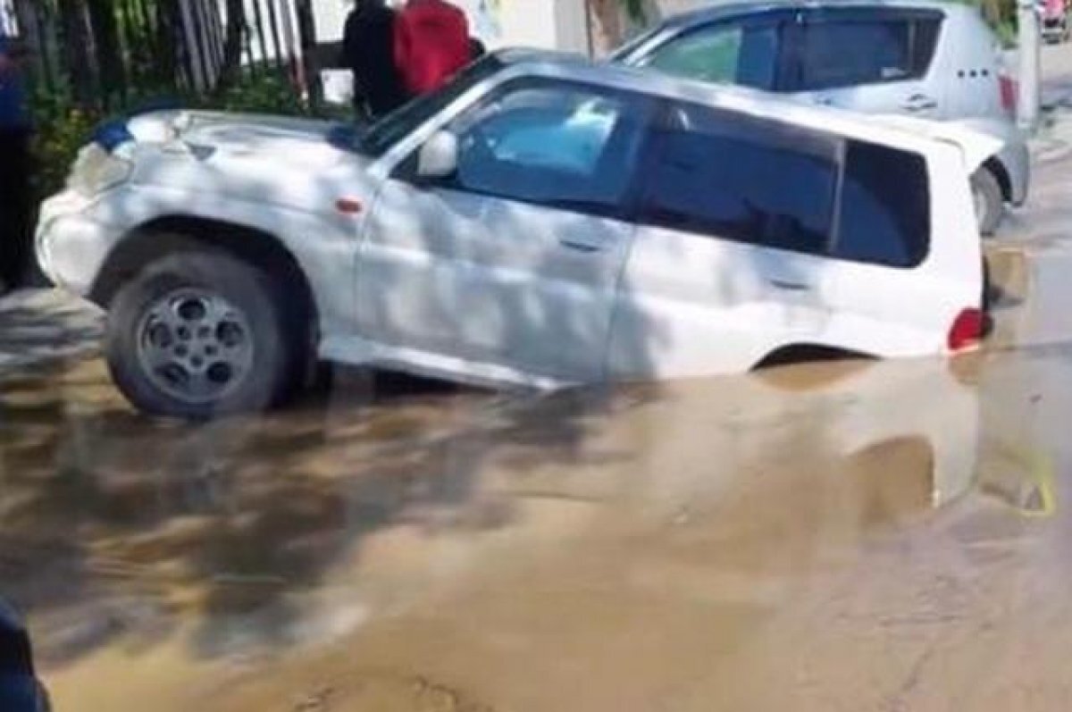    Хабаровчанину компенсируют ущерб за провалившийся внедорожник