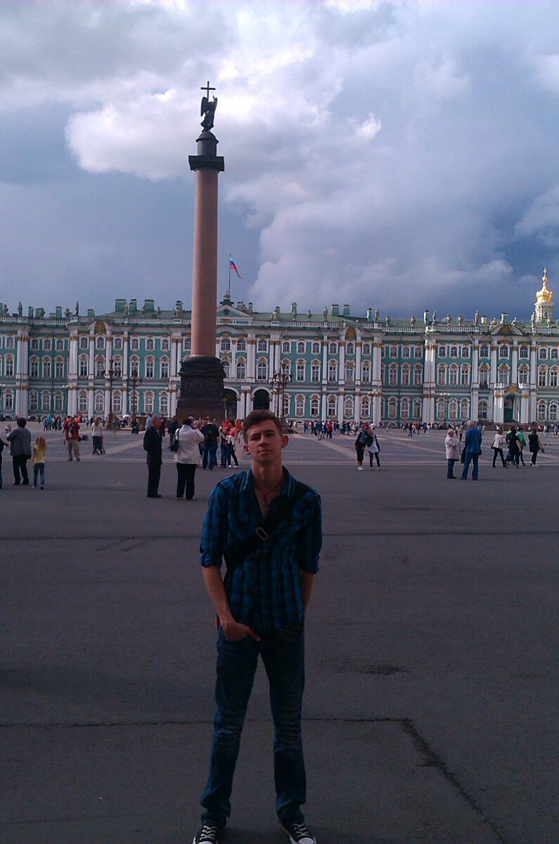 Это я через неделю после переезда. Пафосный, что твои атланты.