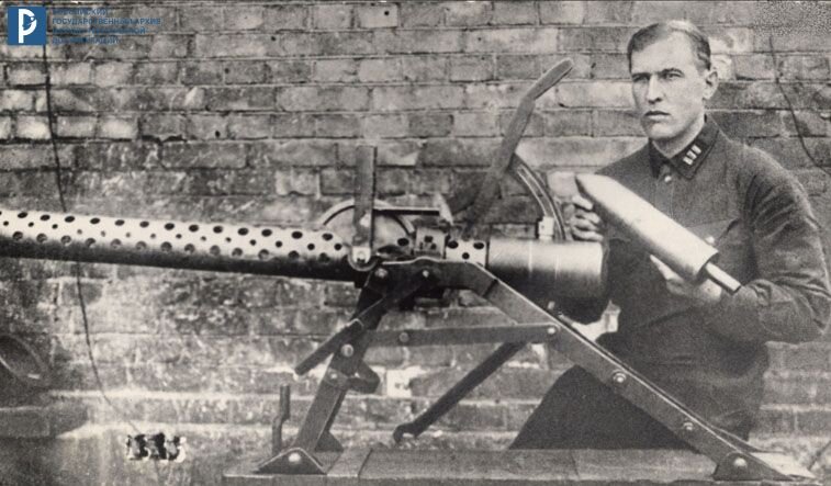 Б.С. Петропавловский с 82-мм турбореактивным снарядом. Ленинград, [конец 1920-х – начало 1930-х гг.]. РГАНТД. Ф. 211. Оп. 14. Д. 78. Л. 1.