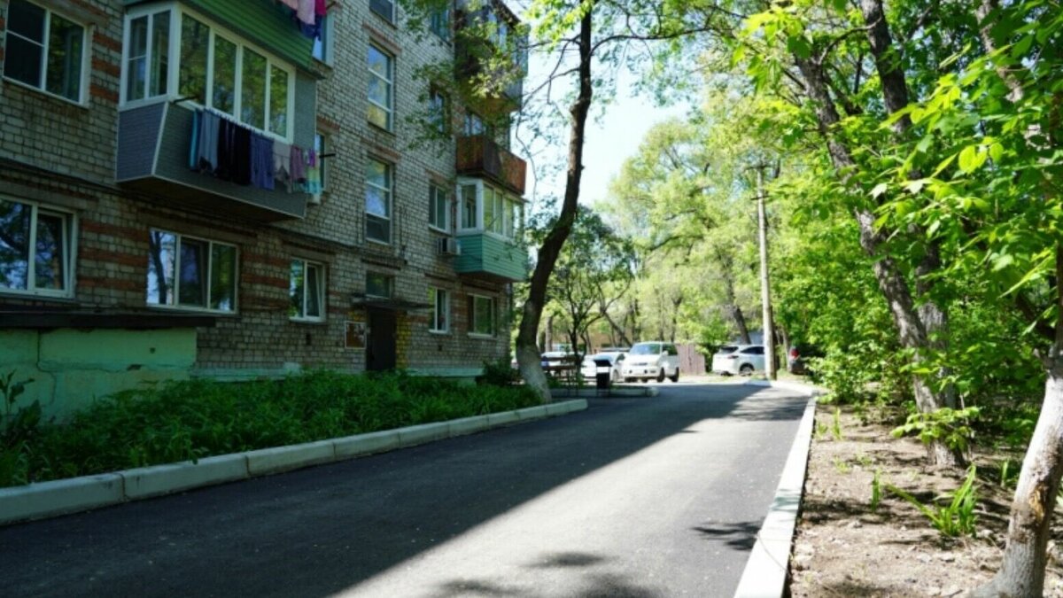     Программа благоустройства придомовых территорий запущена в Приморье по инициативе губернатора Олега Кожемяко. Также в городе действует подпрограмма «100 дворов Уссурийска».