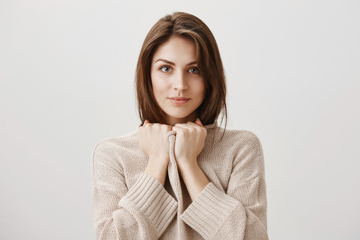 <a href="https://ru.freepik.com/free-photo/close-up-of-tender-woman-feeling-cozy-in-sweater_9799764.htm#query=%D0%BA%D1%80%D0%B0%D1%81%D0%B8%D0%B2%D0%B0%D1%8F%20%D0%B3%D1%80%D1%83%D1%81%D1%82%D0%BD%D0%B0%D1%8F%20%D0%B4%D0%B5%D0%B2%D1%83%D1%88%D0%BA%D0%B0&position=9&from_view=search&track=ais">Изображение от cookie_studio</a> на Freepik