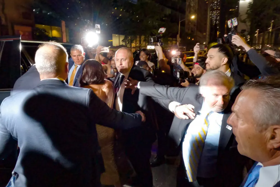 На выходе из зала после вручения премии