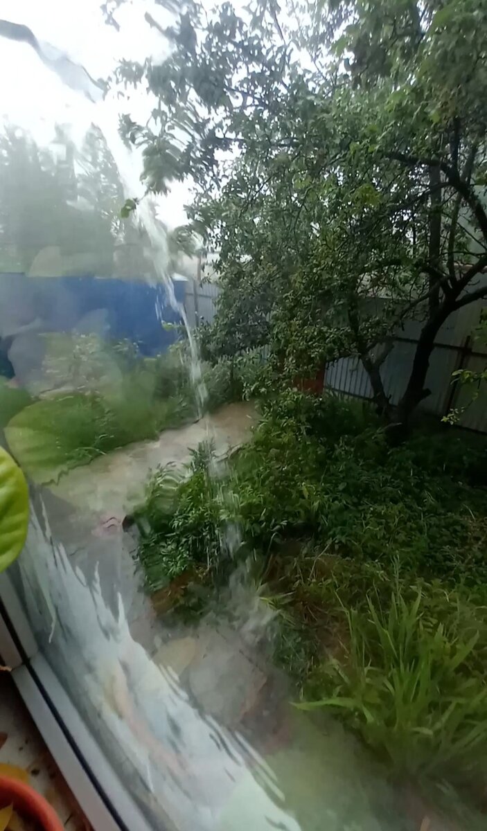 Льёт как из ведра