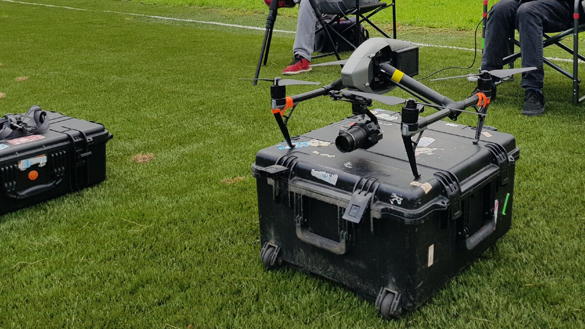 Запуск дрона с кейса