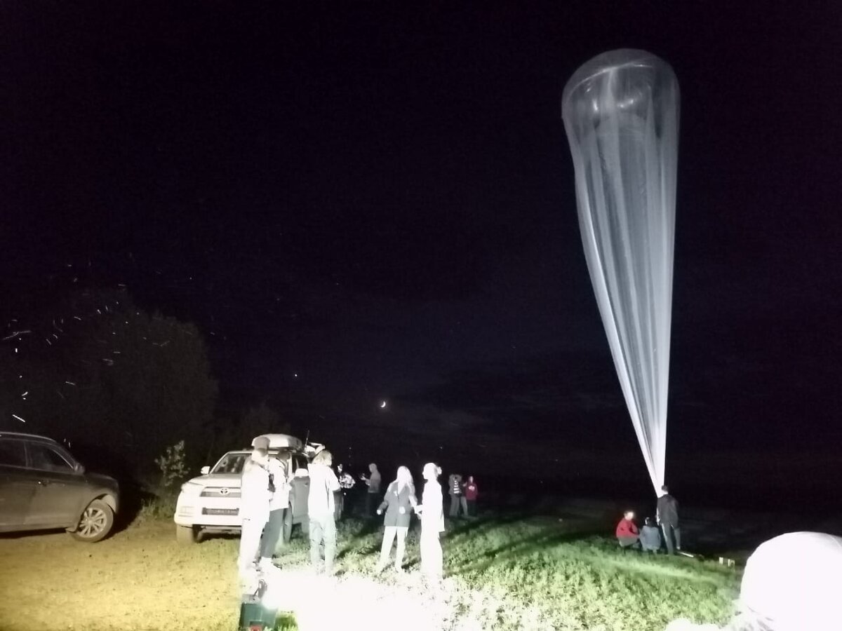 В прошлый раз, на День Космонавтики, шар благополучно взлетел, но к сожалению был утерян сигнал.Команда ребят, во главе с вдохновителем проекта, выпускником МГТУ им. Баумана Аркадием Дидковским, не отчаялась и в этот раз учла все ошибки, тщательно высчитав Розу Ветров, чтобы шар обогнул весь мир и приземлился в Америке. 