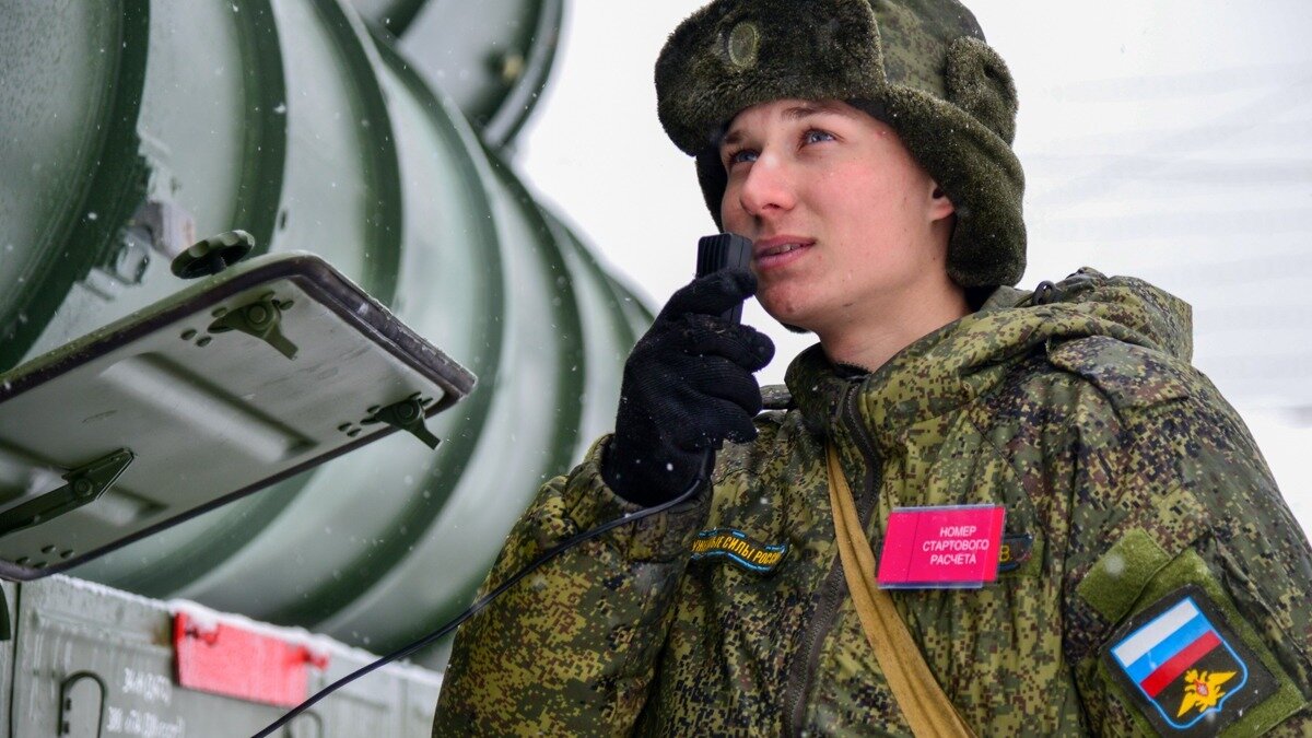     В Интернете разместили видео, на которой показаны летящий в небе объект и яркая вспышка над Ростовской областью, ролик разместил Telegram-канал «Операция Z: Военкоры Русской Весны».