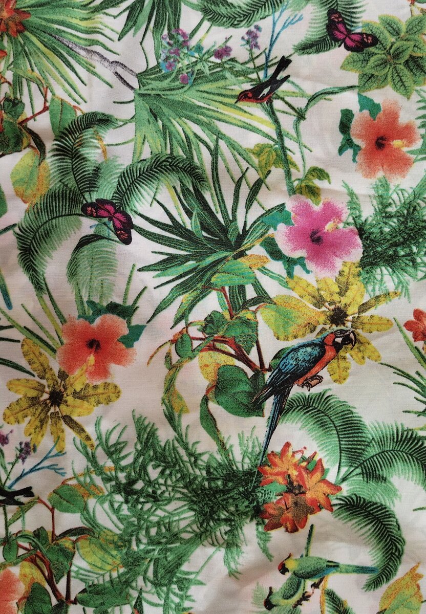 Ткань тоненькая, лёгкая, чуть-чуть просвечивает.