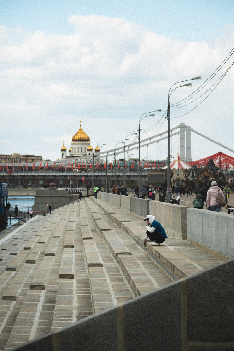 Очень интересный снимок. Получилось расположить человека и купола храма на пересечении третей (случайно получилось. Также кадрированием поправил точность позиционирования). Какое-то настроение 90-х прослеживается. Лично по моему впечатлению. Судить я могу лишь по тем источникам визуального искусства, которые я видел, посвященные тому времени. Такое вот личное восприятие фото. Ретро обработка вполне актуальная здесь. Комплементарная цветовая схема: Teal-Orange, 105мм, ISO 100, f/5, 1/640.
