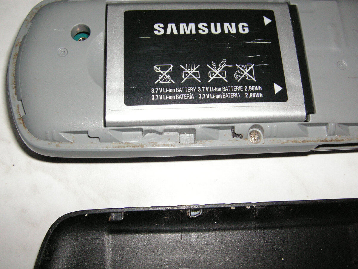 Снял крышку со своего старого Самсунга, чтобы показать вам детали пластмассового корпуса, одного из миллиона разнообразных вариантов.