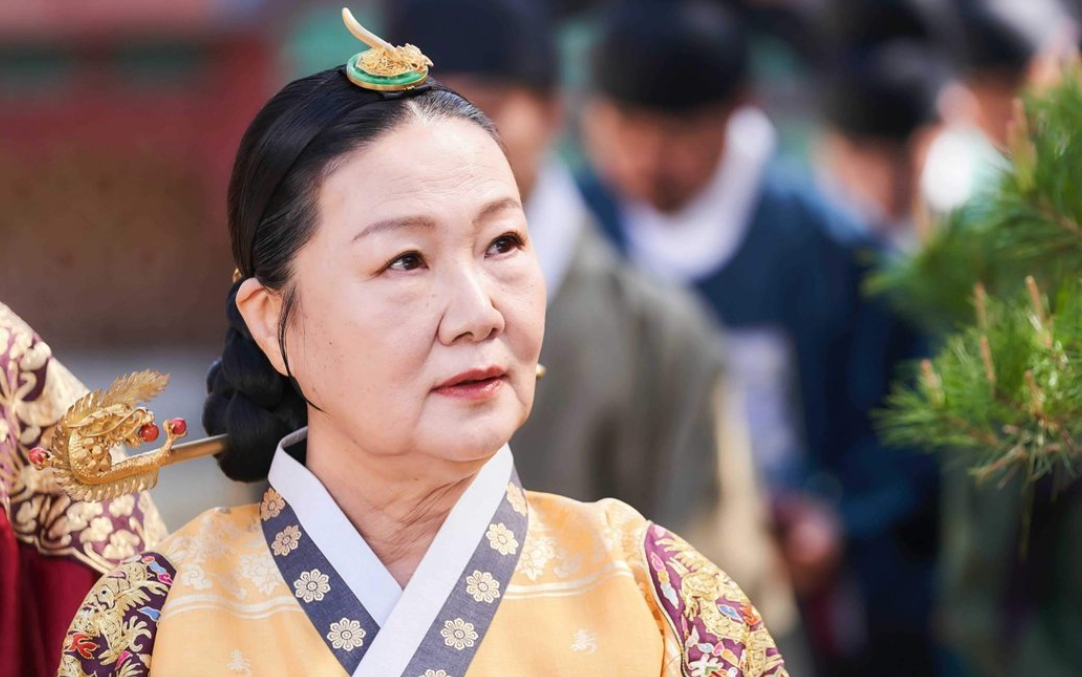 зонтик королевы дорама. куин ён вьетнам. корейцы. королева елизавета 2. ге сон, под зонтиком королевы дорама\.