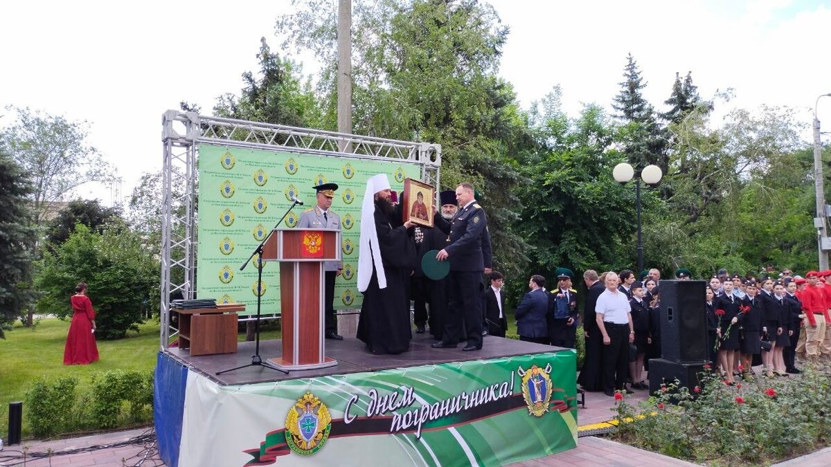     Митрополит Волгоградский и Камышинский Феодор подарил волгоградскому погрануправлению икону Ильи Муромца. Он является первым стражем русских рубежей.